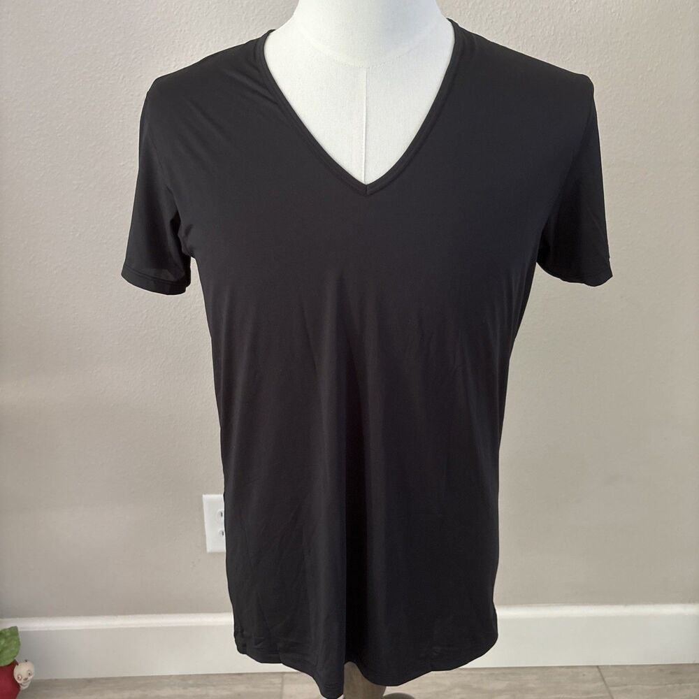 UNIQLO V Neck Men Short Sleeve Black AIRism T-Shirt Size Medium